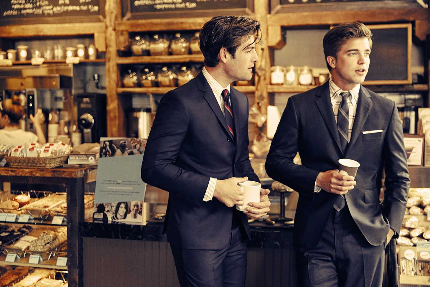 5 февраля мужчина. Джентльмены в баре. Мужчина в костюме с кофе. Мужчина в костюме в ресторане. Два парня в костюмах.
